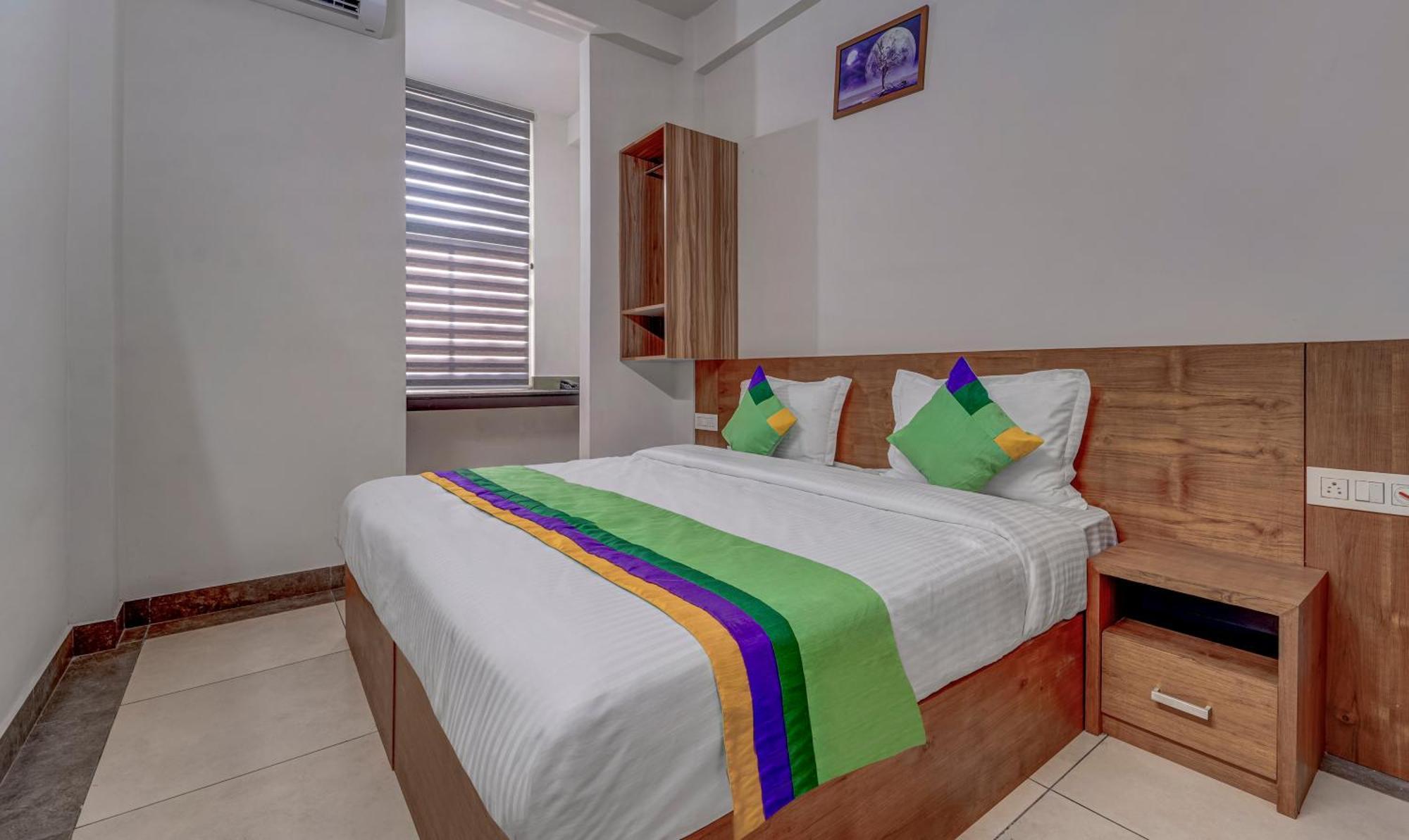 Hotel Treebo Regalia Civil Station